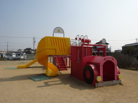 消防車の形の遊具