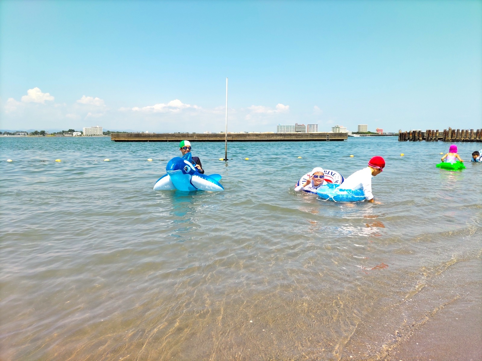 海水浴を楽しむ