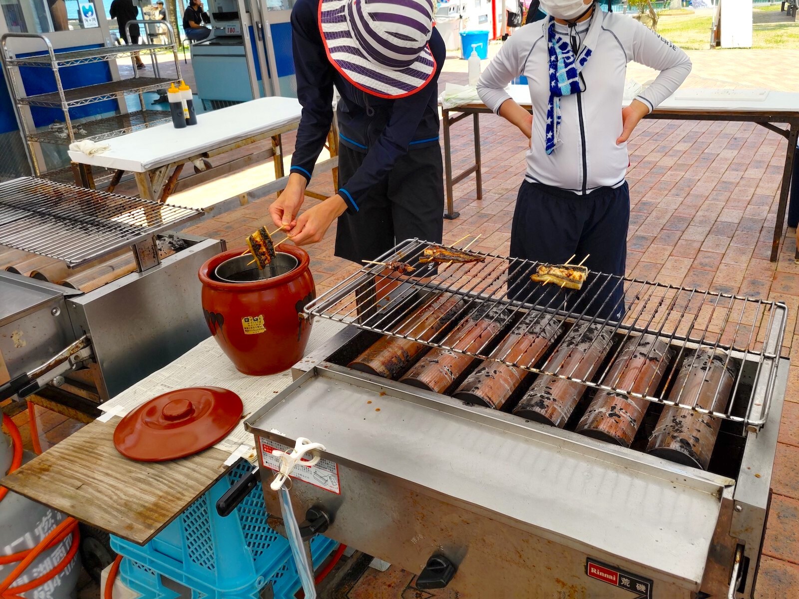 うなぎを焼く