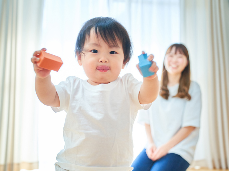 子どもを見守る