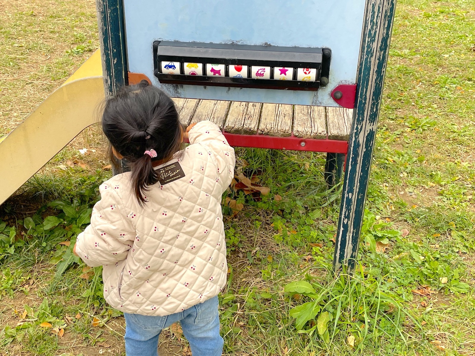 小さい子どもが遊ぶ姿