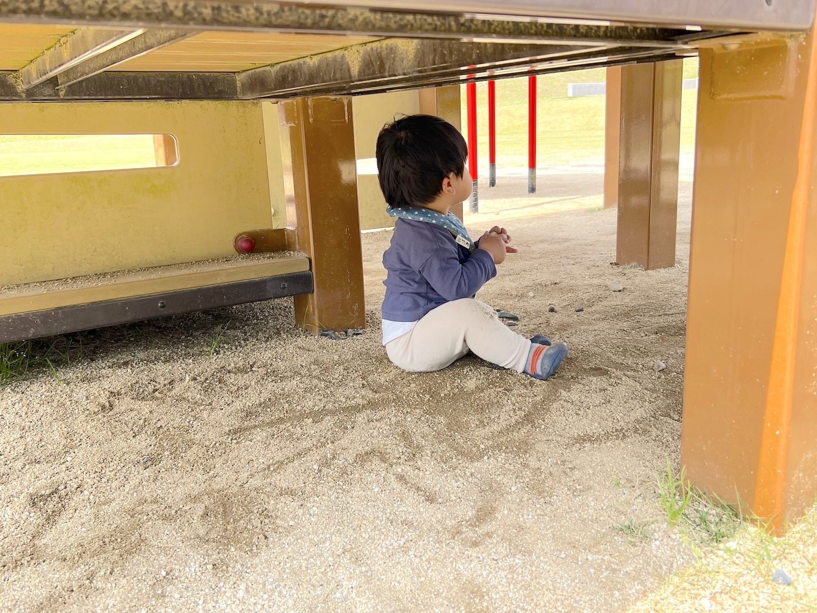 遊具の下