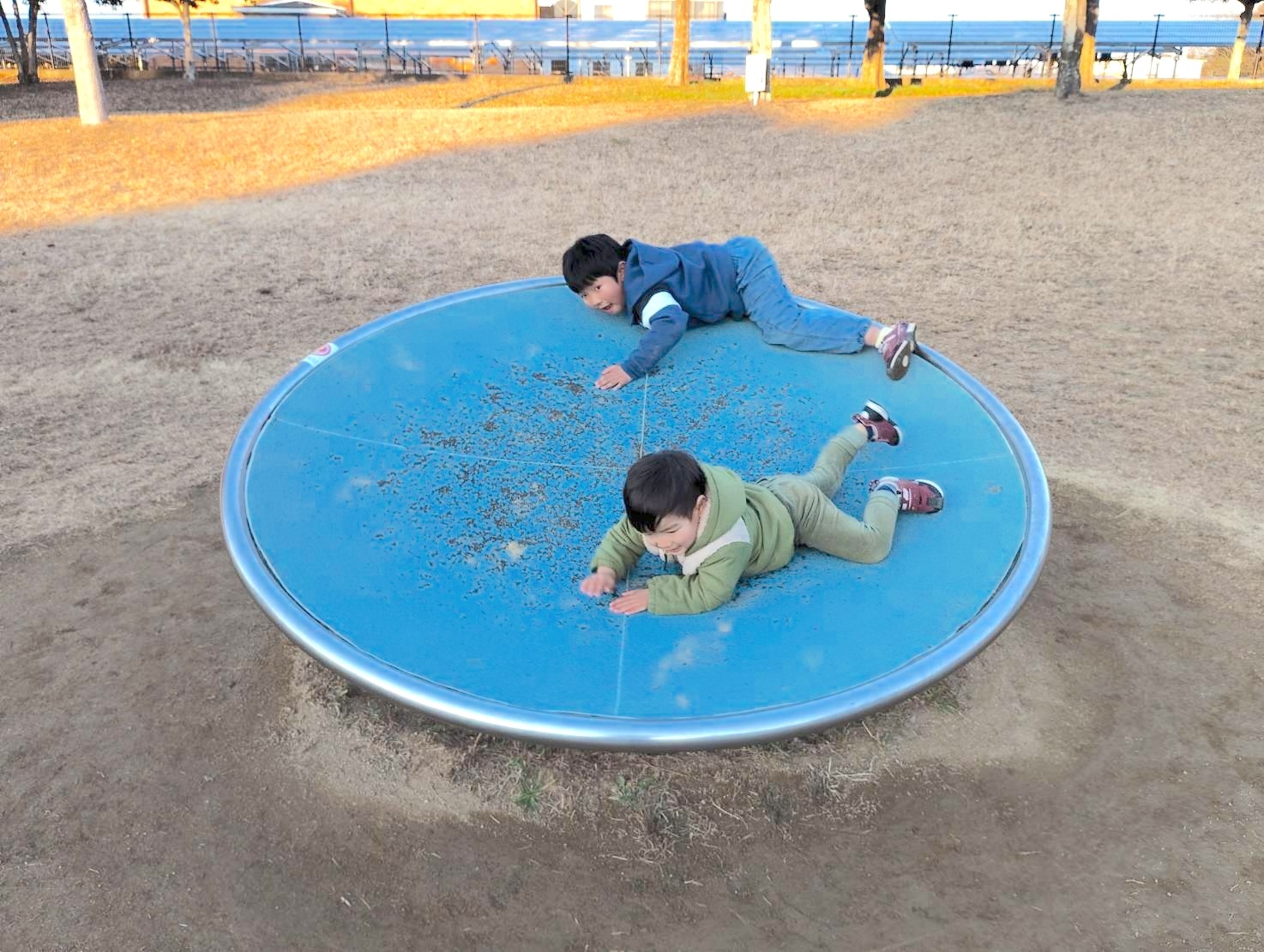 しがみつくこども