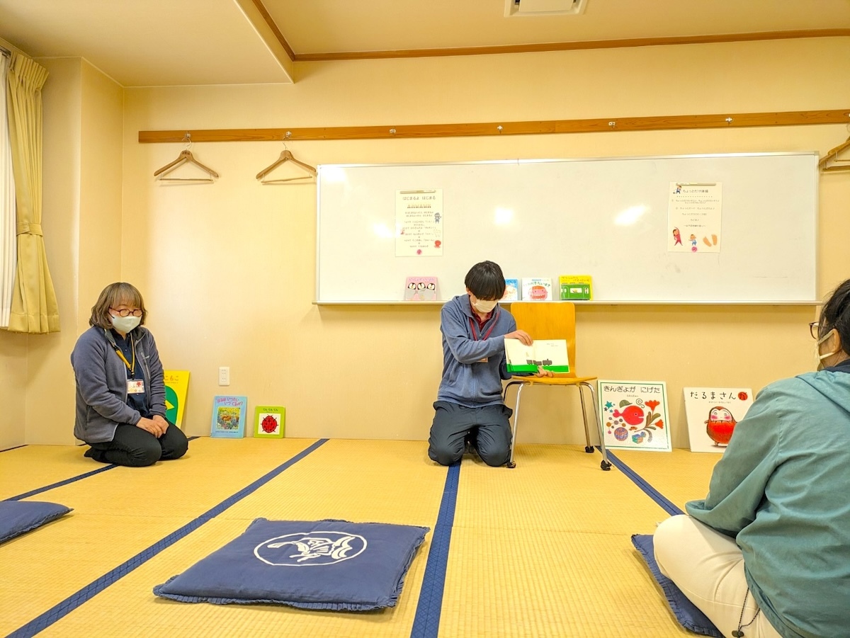 絵本読み聞かせ