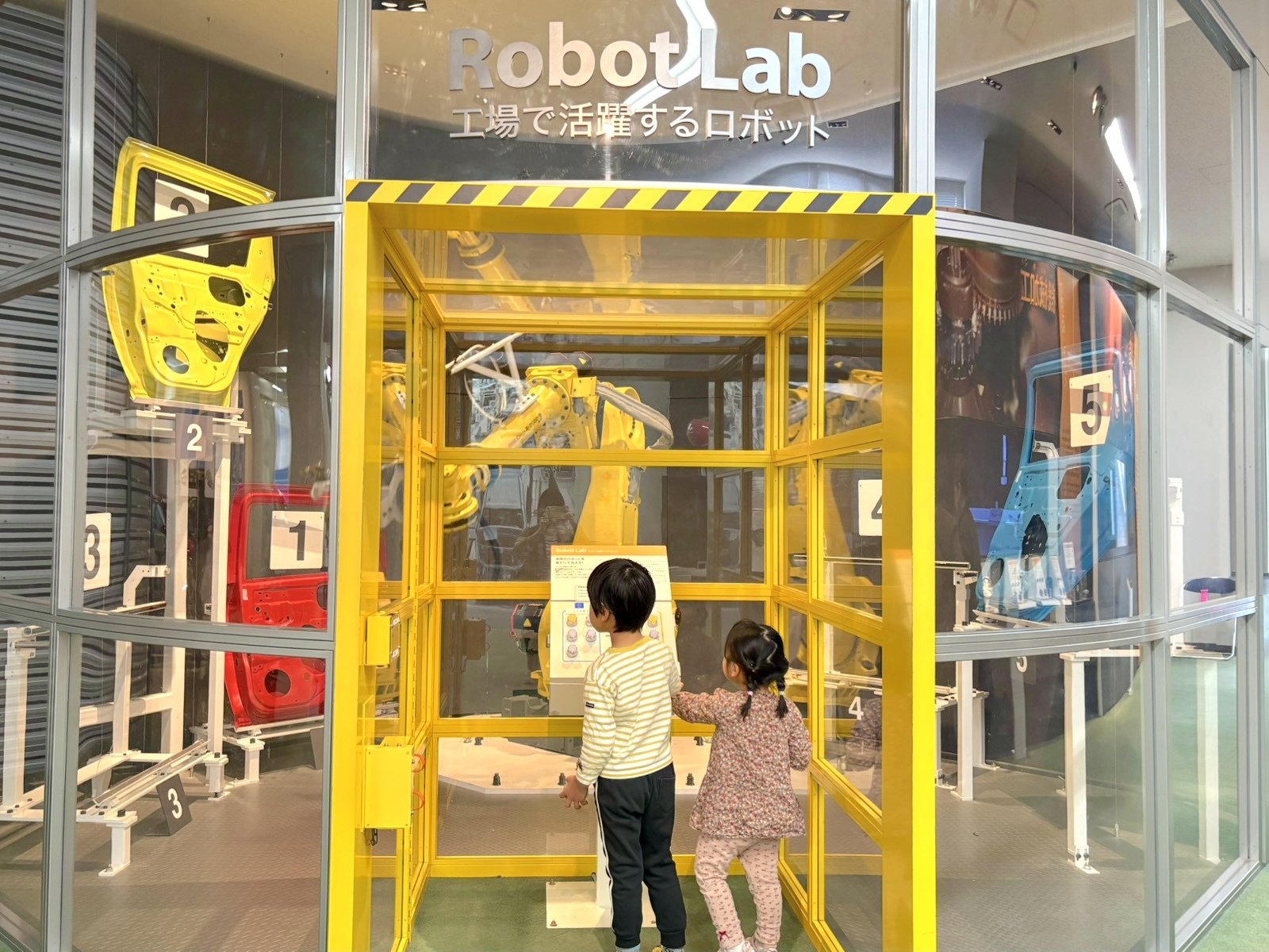 黄色いロボット