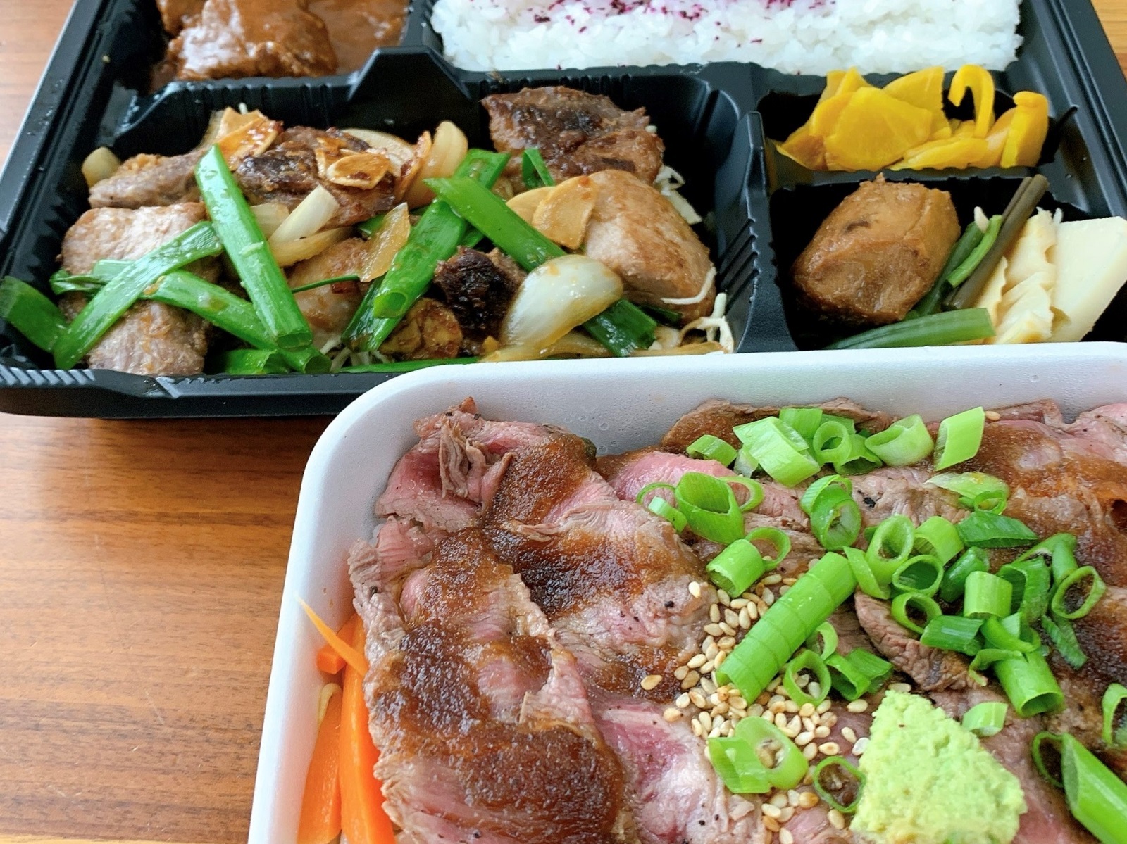 ホホ肉とステーキ丼