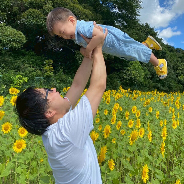 ひまわりの上を飛ぶ