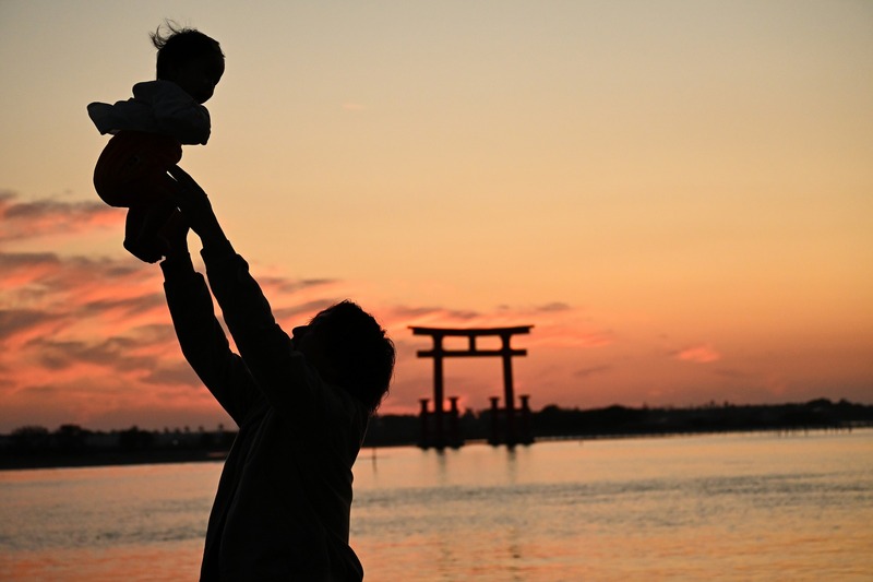 夕陽を見ながらたかいたかい【弁天島海浜公園】