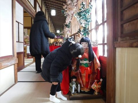 大きな人形と