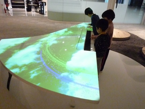 光の電子ピアノ