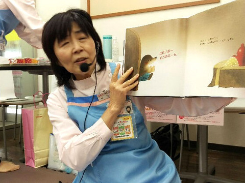 絵本の読み聞かせ