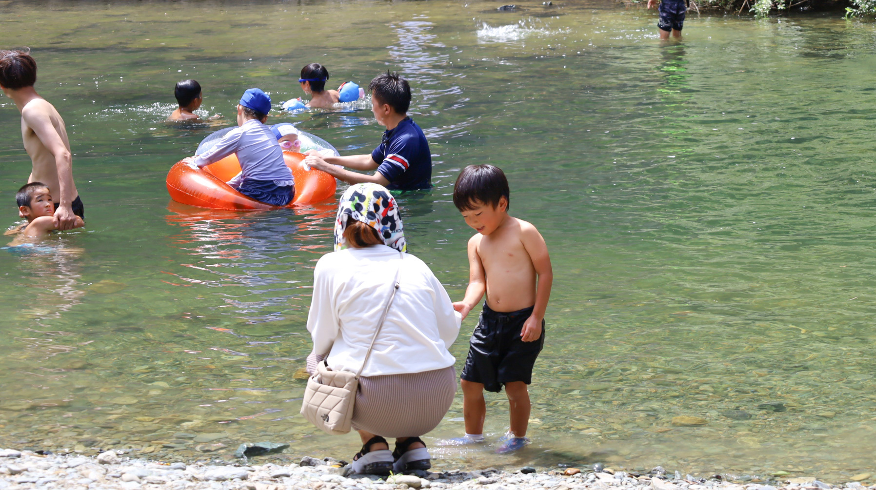 都田川の水遊び
