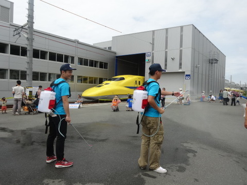 散水スプレーのお兄さん