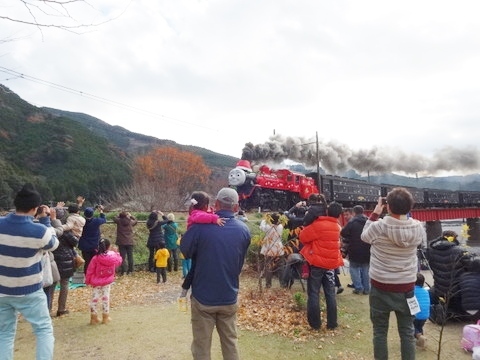  川根温泉　鉄橋を渡るジェームス号 