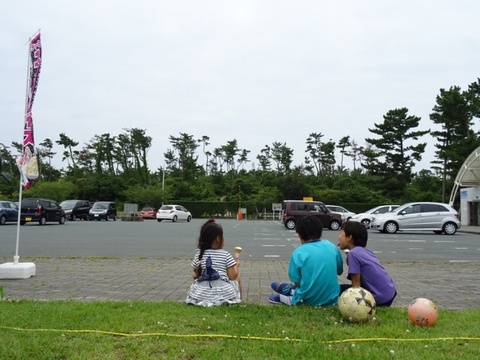移動販売車のソフトクリームを味わう