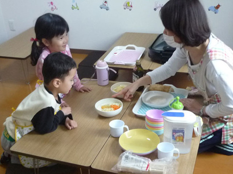 説明を受ける子どもたち