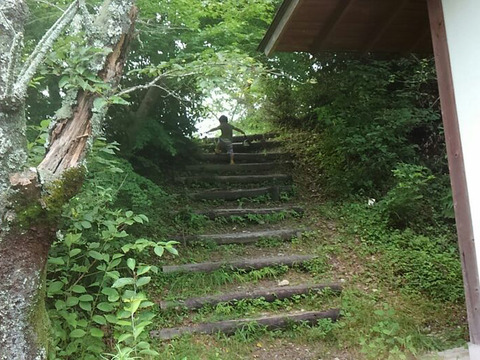 滑り台への階段