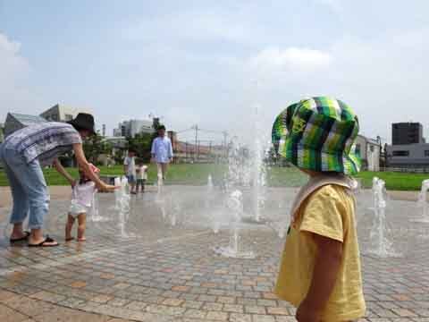 東ふれあい公園で水遊び