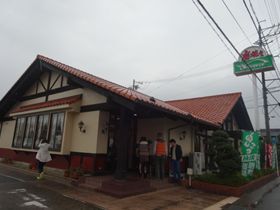 赤い瓦の屋根が目印
