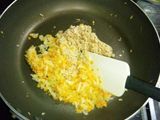 材料を炒める