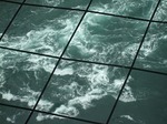 ガラス越しに見た海面