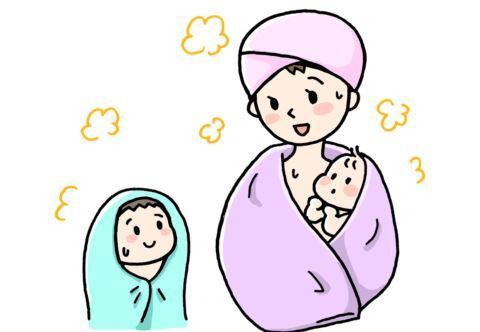 上の子にタオルをかけ、ママは赤ちゃんを抱いたままバスタオルかバスローブを着てほかほかしている