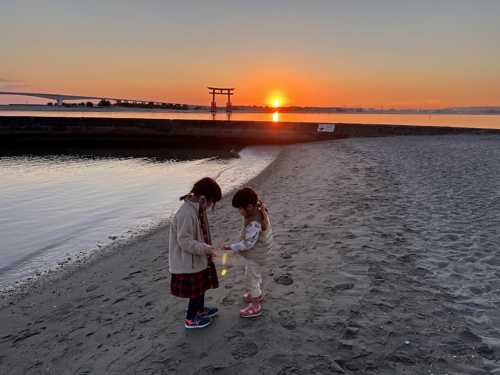 子どもと夕日