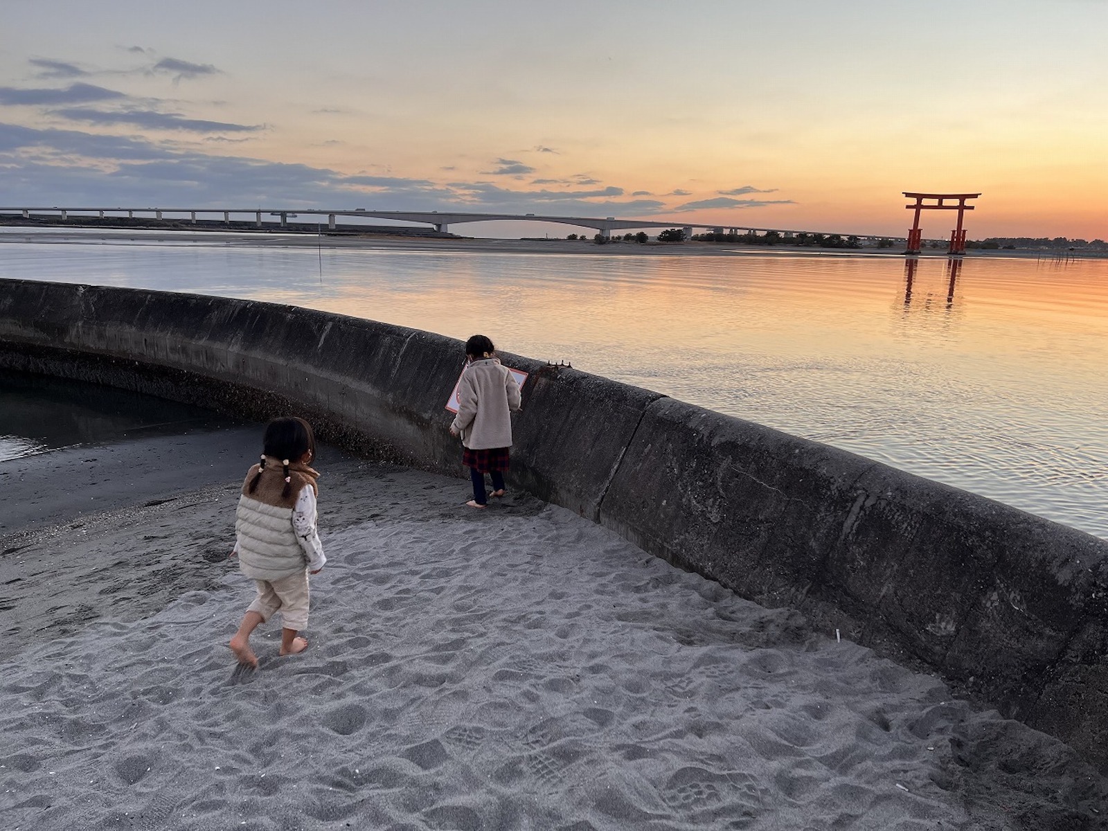 砂浜で走り回る子ども