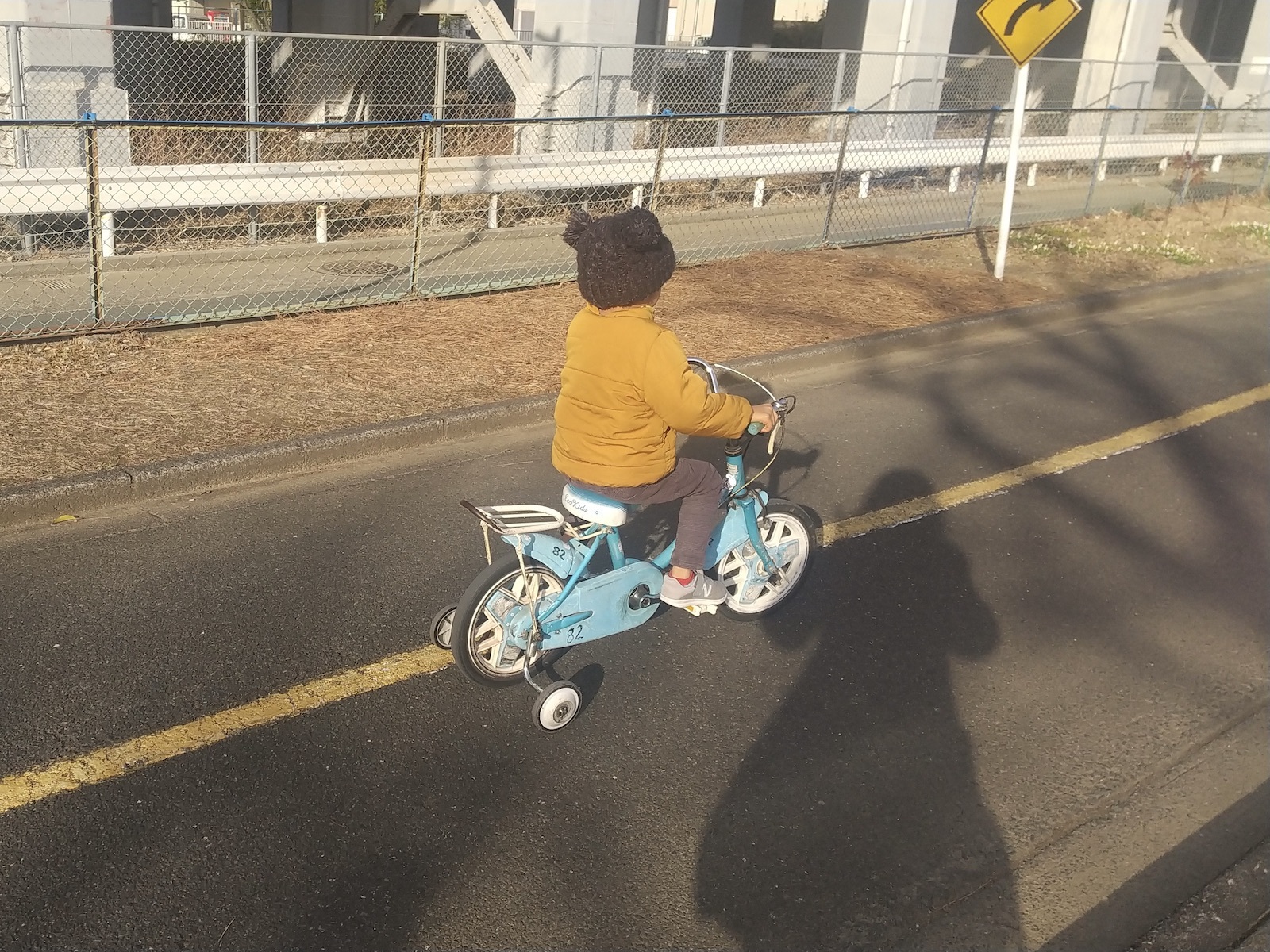 自転車に乗る子ども