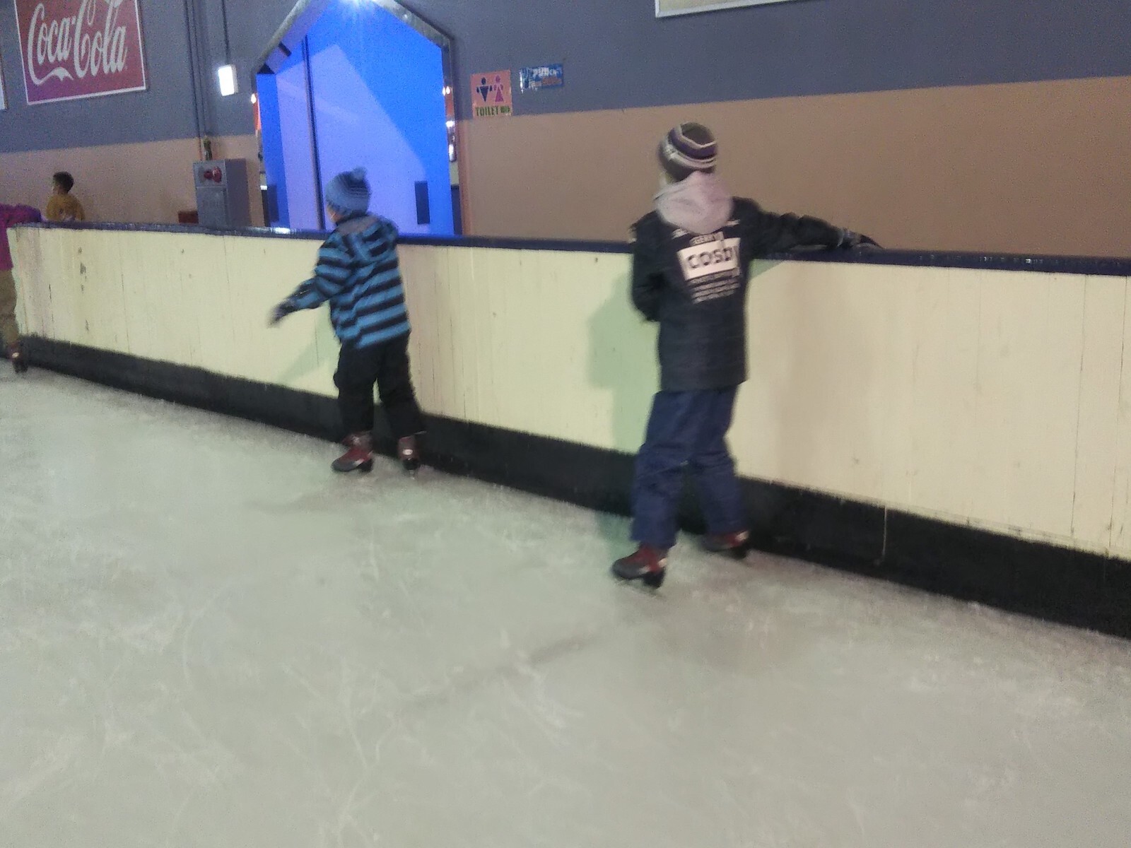 スケートをする子どもたちの後ろ姿
