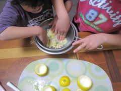ゆずを絞る