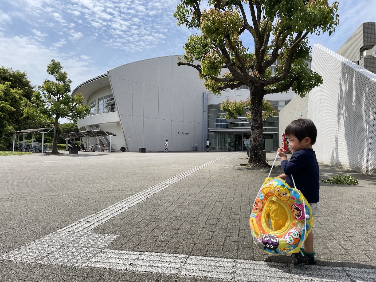 浮き輪を持つ子ども