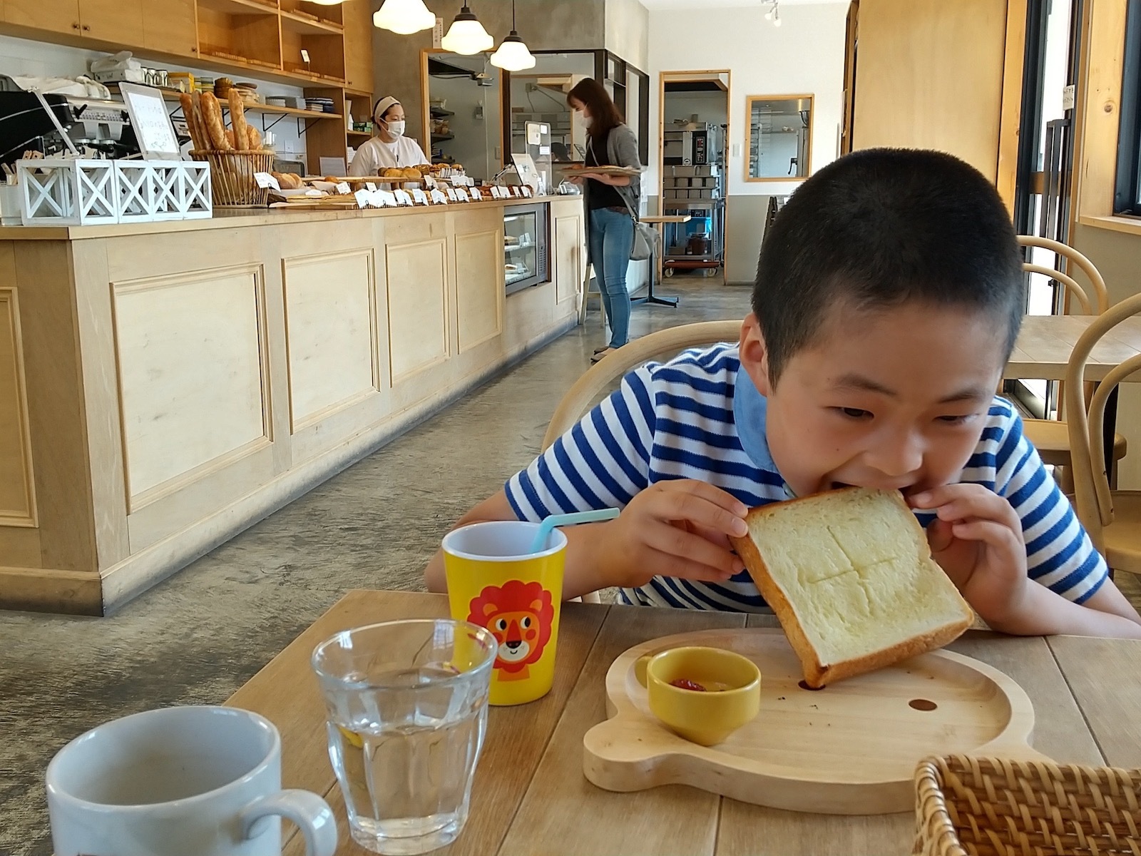 パンを食べる子ども