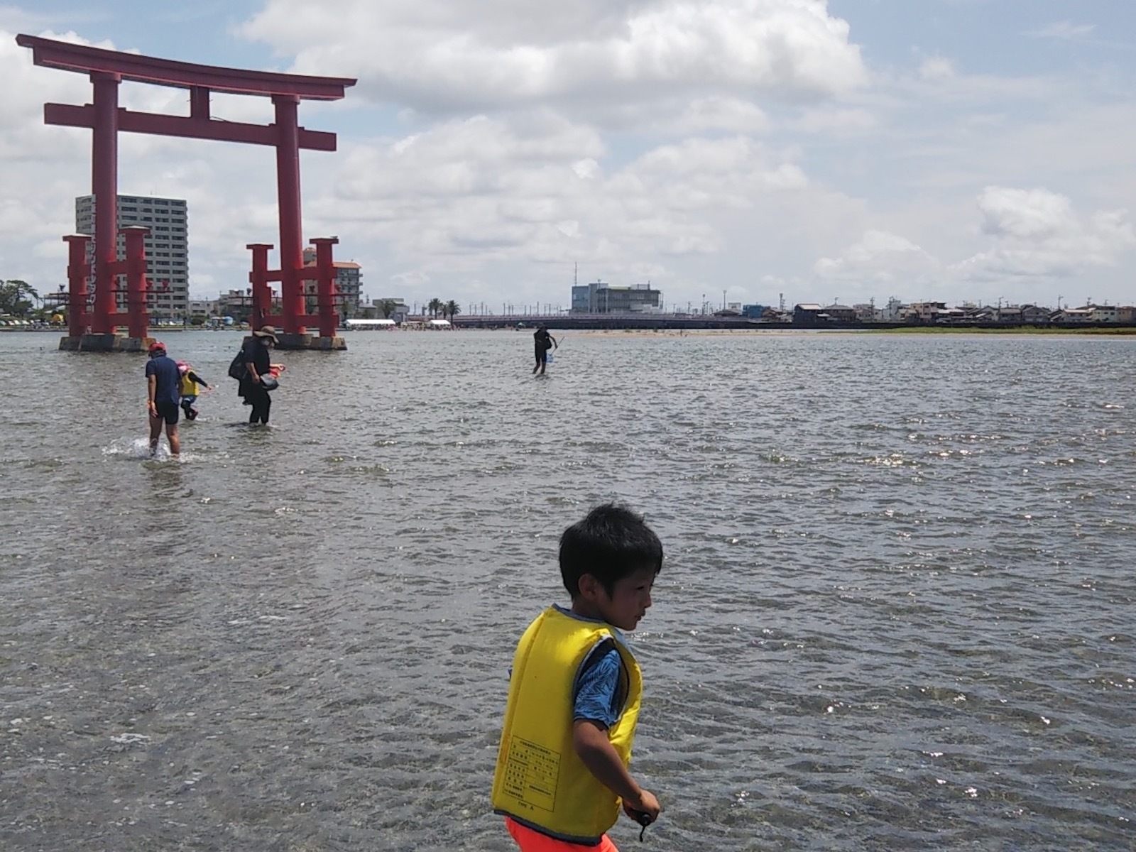 赤い鳥居のふもと