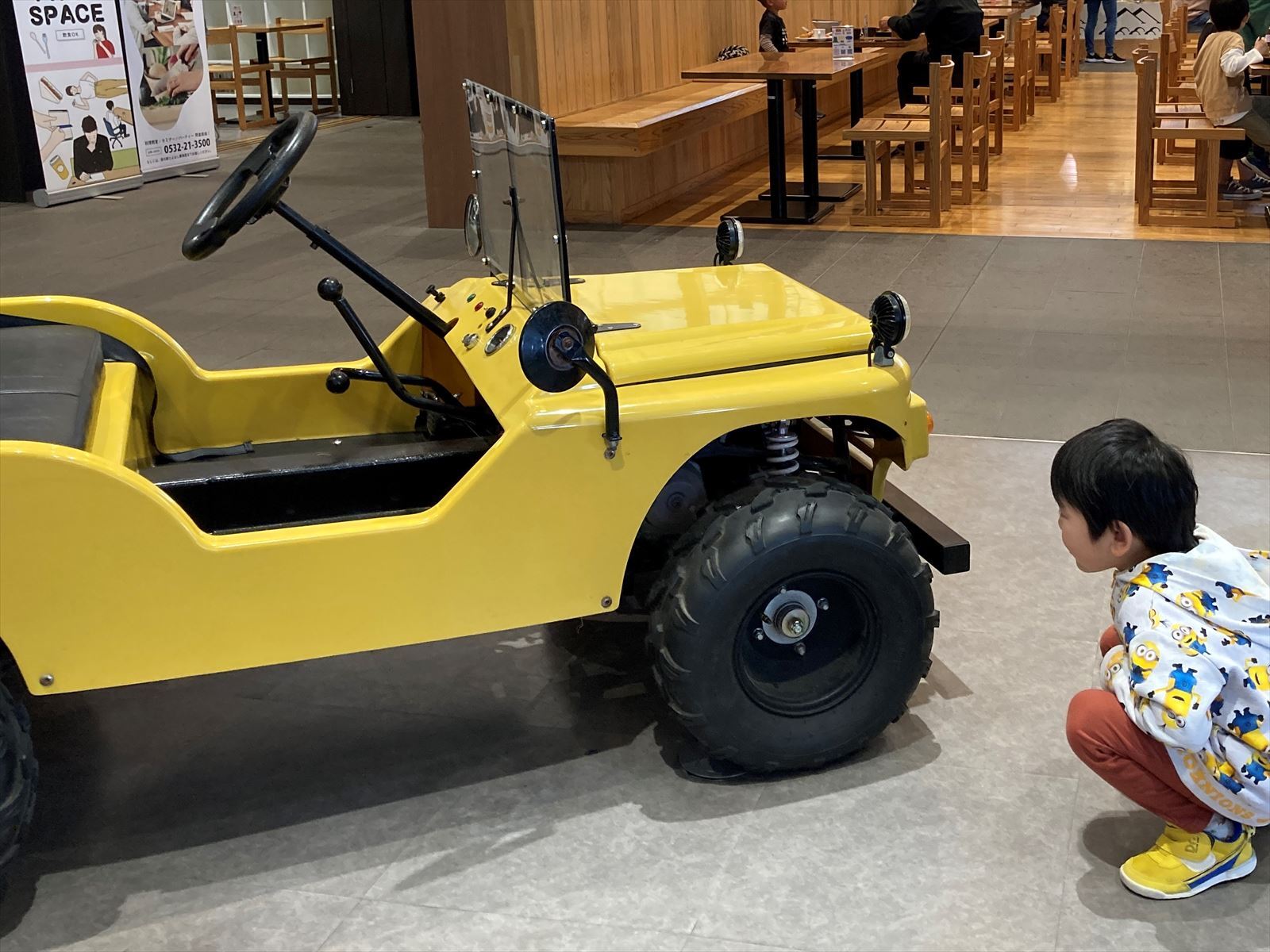 車にくぎ付け