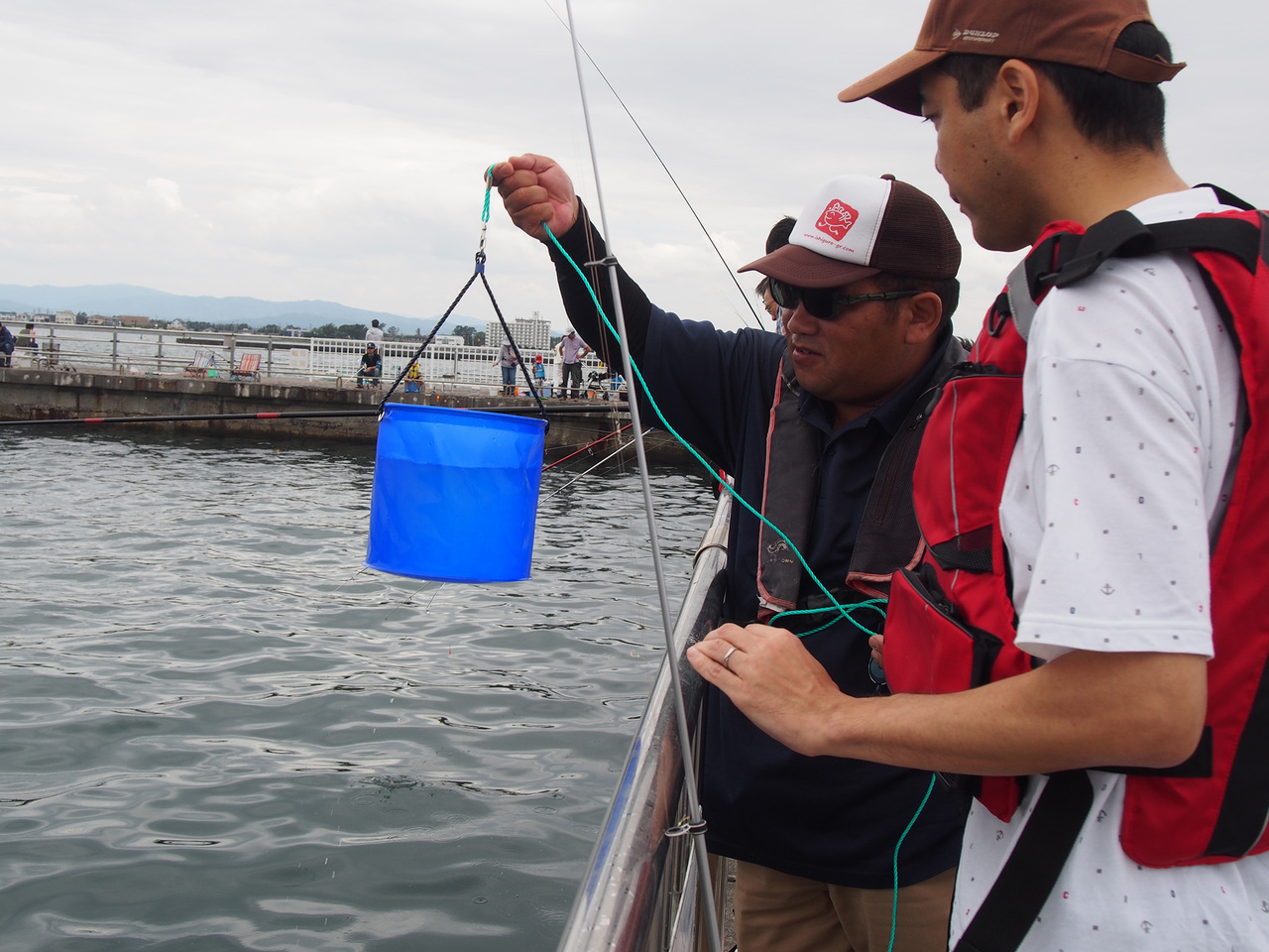 バケツに海水を入れる