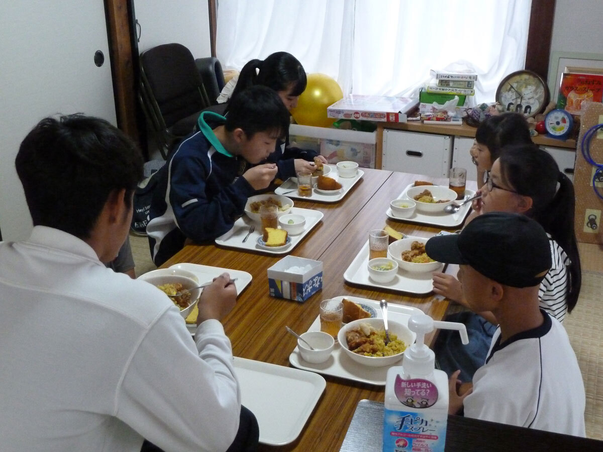 おいしい食事を囲めば話も弾む